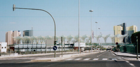 Une gare aux allures modernes, proche de l'exposition universellle de 1998
